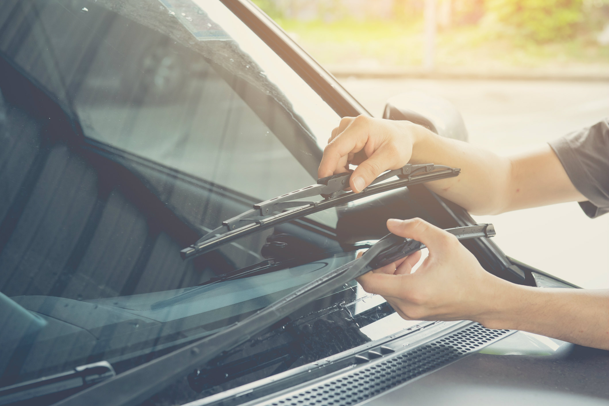 How do you know if windscreen wipers need replacing?