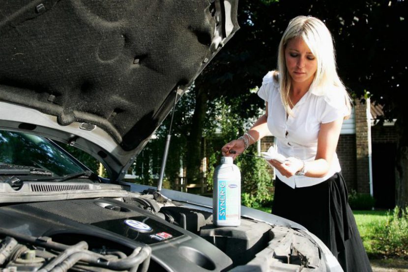 Check your oil before going on holiday (© Comma)