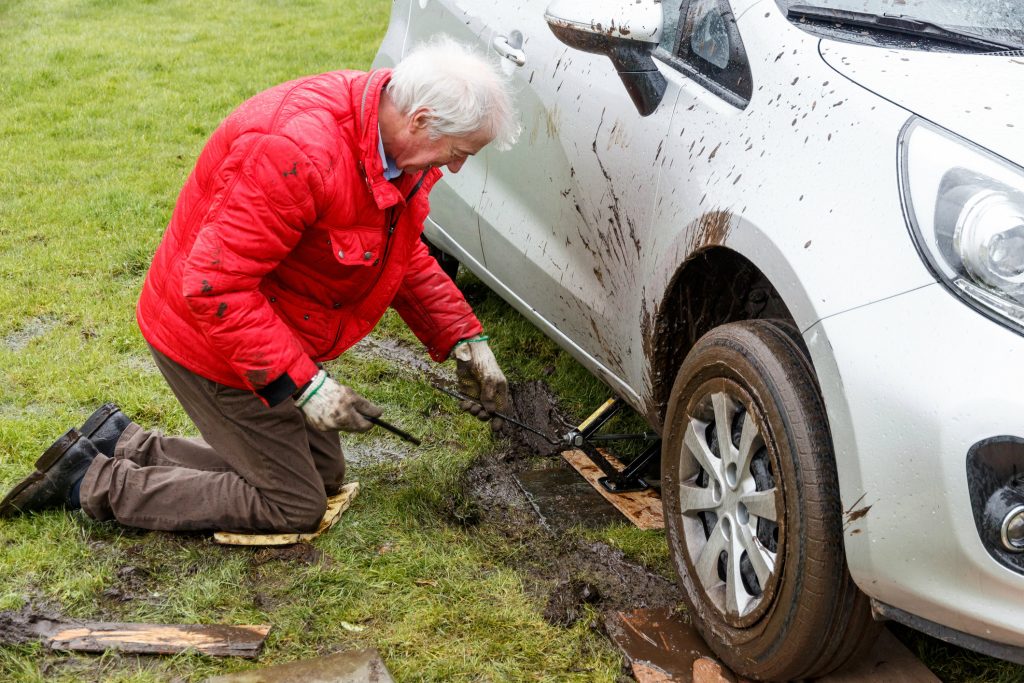 Not-so glorious mud: what to do if your car is stuck in mud - Green Flag
