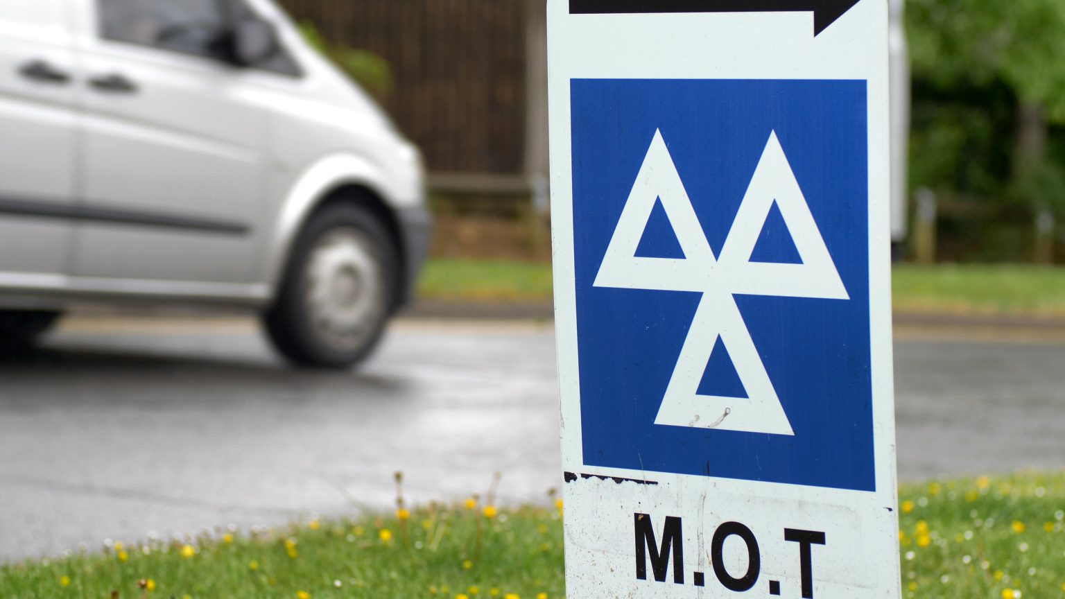 COVID 19 The Latest MOT Rules Explained Green Flag   MOT Sign 1536x864 