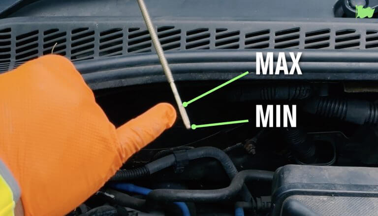 The dipstick's maximum and minimum indicators are shown.